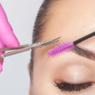 Ciseaux à sourcils roses